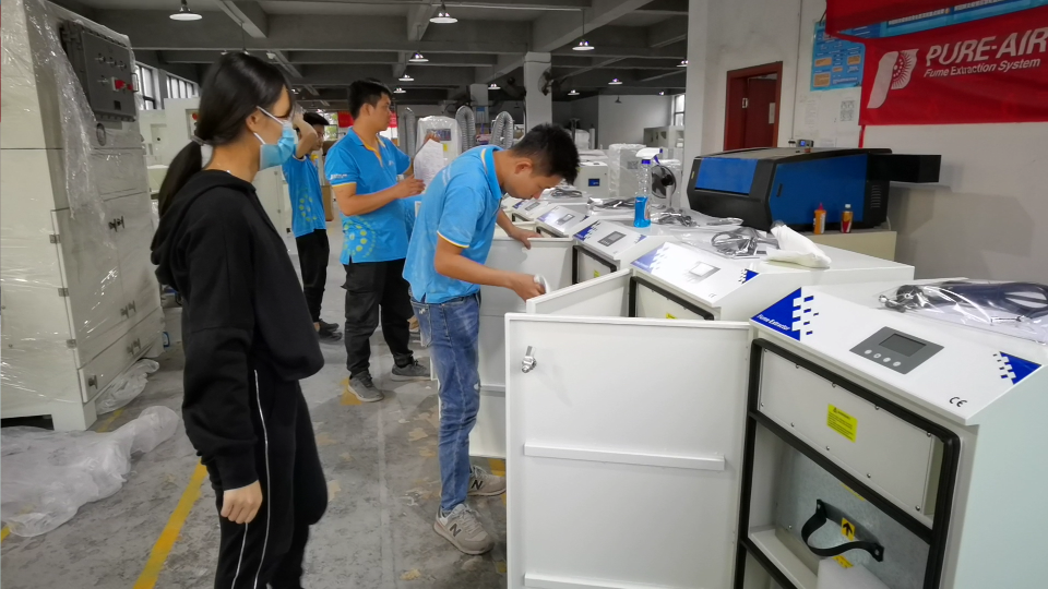 拋光車間除塵器，執(zhí)信環(huán)保為工業(yè)加工提供除塵設(shè)備。